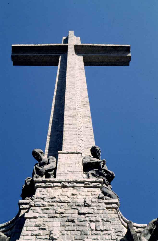 113 - Comunidad de Madrid - San Lorenzo del Escorial - Valle de Los Caidos - cruz - 1977